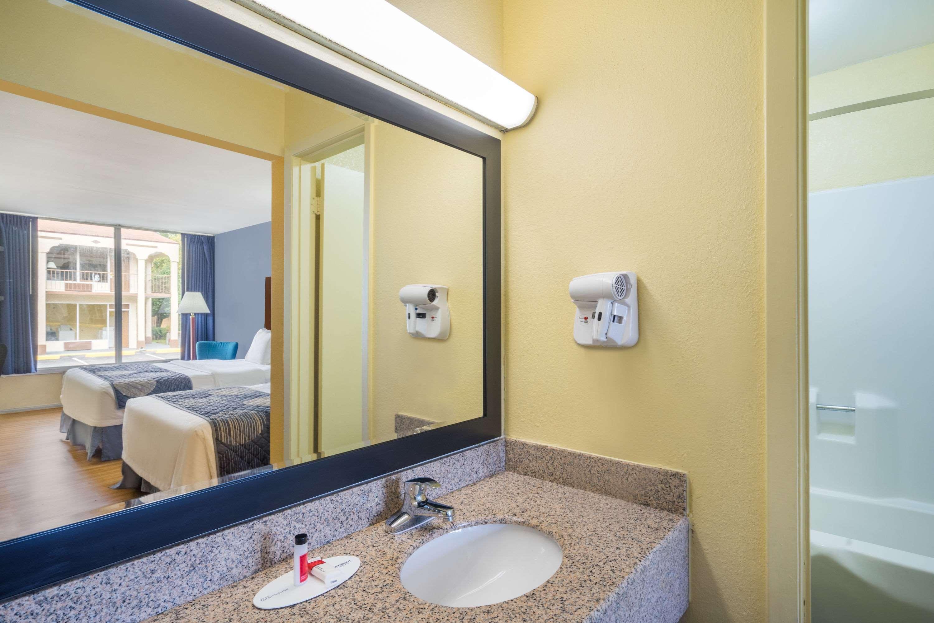 Days Inn By Wyndham Statesville Exterior photo