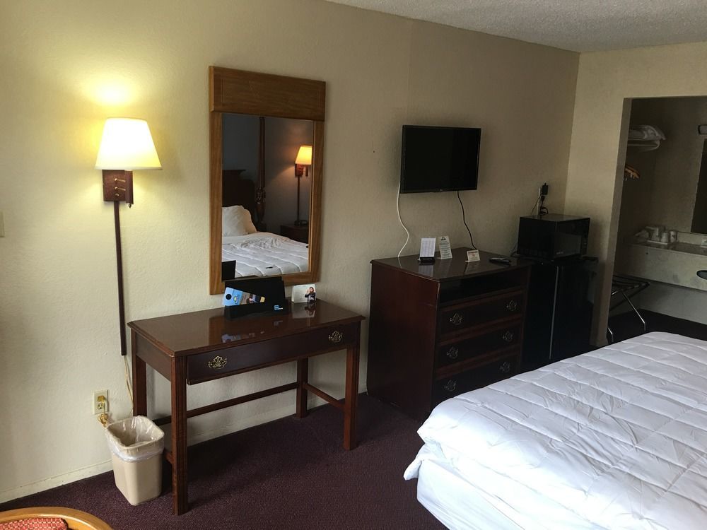 Days Inn By Wyndham Statesville Exterior photo