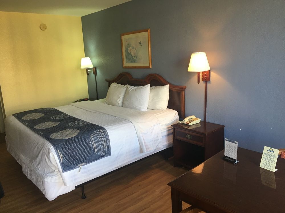 Days Inn By Wyndham Statesville Exterior photo